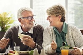 Twee leden aan de eettafel